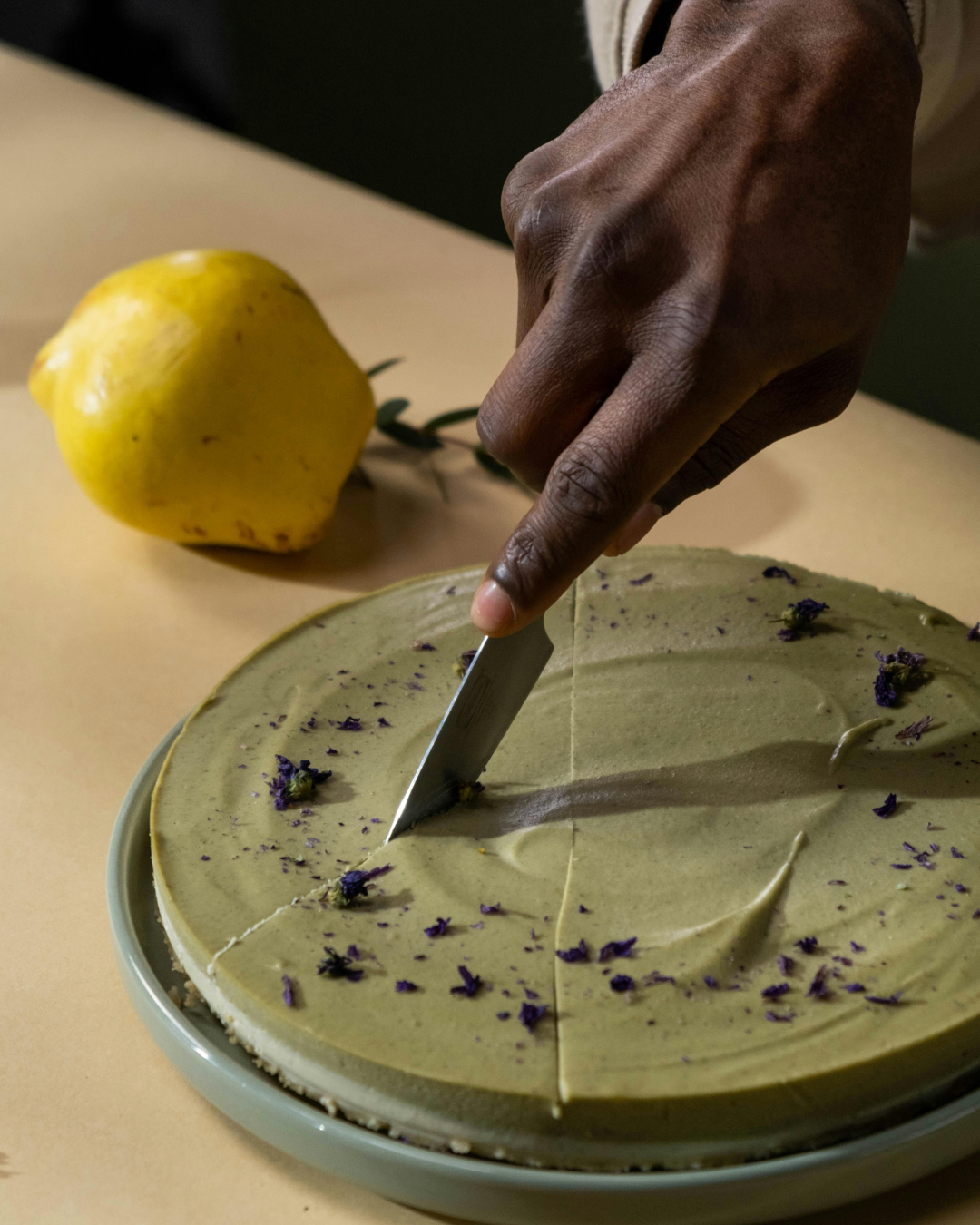 Sütés nélküli pisztáciás sajttorta citromhéjjal